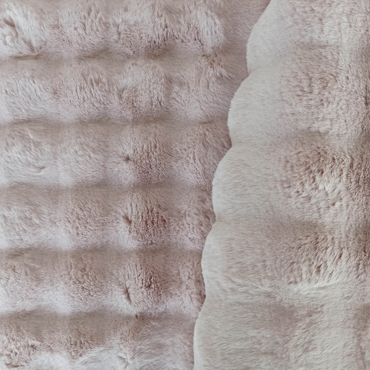 Mięciutki dywan typu rabbit MERLIN 3D- pudrowy róż