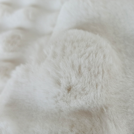 Mięciutki dywan typu rabbit MERLIN 3D- Biały